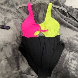 Cute one piece swimsuit full coverage bottoms.